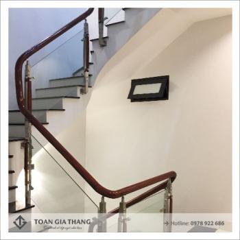 Cầu thang kính đa dạng bền đẹp Cầu thang kính đa dạng bền đẹp