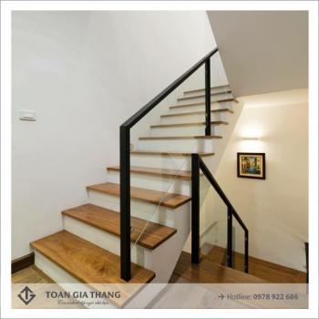 Cầu thang kính tay vịn gỗ đẹp Cầu thang kính tay vịn gỗ đẹp