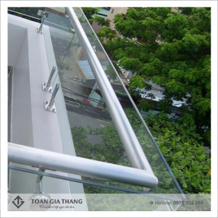 Thi công lan can kính cường lực Thi công lan can kính cường lực