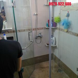 Lắp đặt vách kính tắm nhà A Minh
