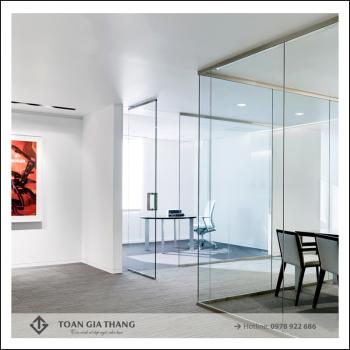 Vách ngăn kính cường lực 12 ly Vách ngăn kính cường lực 12 ly