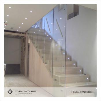 Vách ngăn kính cầu thang Vách ngăn kính cầu thang