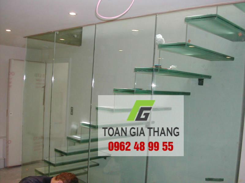 vach-ngan-kinh-cau-thang-10mm vach-ngan-kinh-cau-thang-10mm